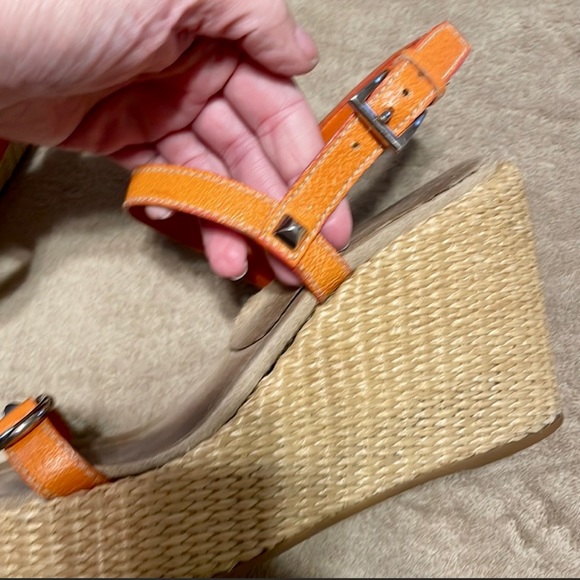 Authentic Prada leather sandals perfect for the spring and summer. - Picture 7 of 11